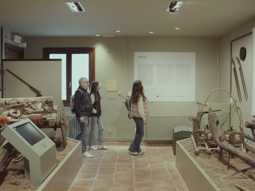 Familia entra en la renovada sala del Ecomuseo de Larraul