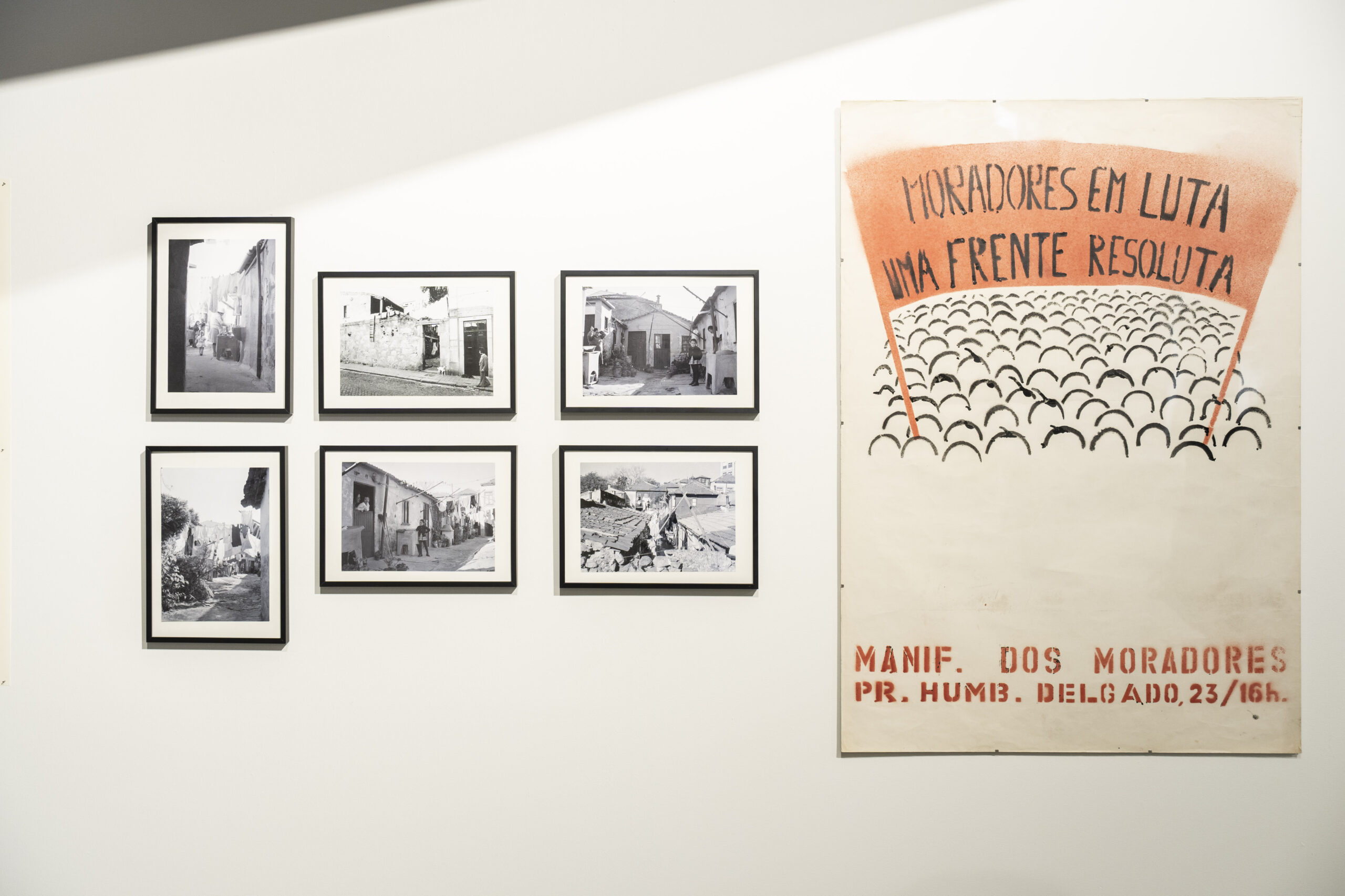 Exposicion la ciudad en disputa Pancarta y fotografia Saal scaled