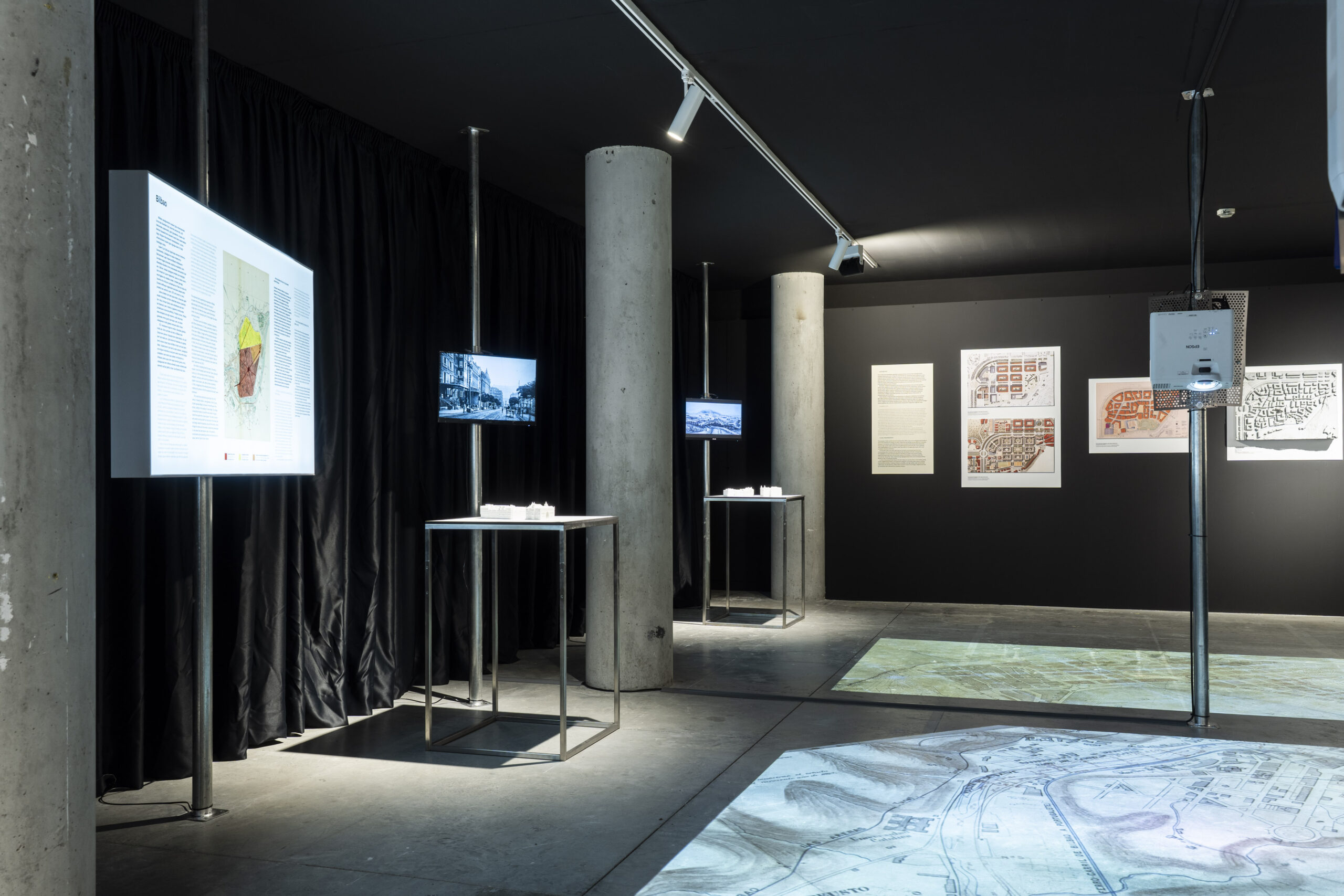 Foto general de la exposición ensanches en euskadi