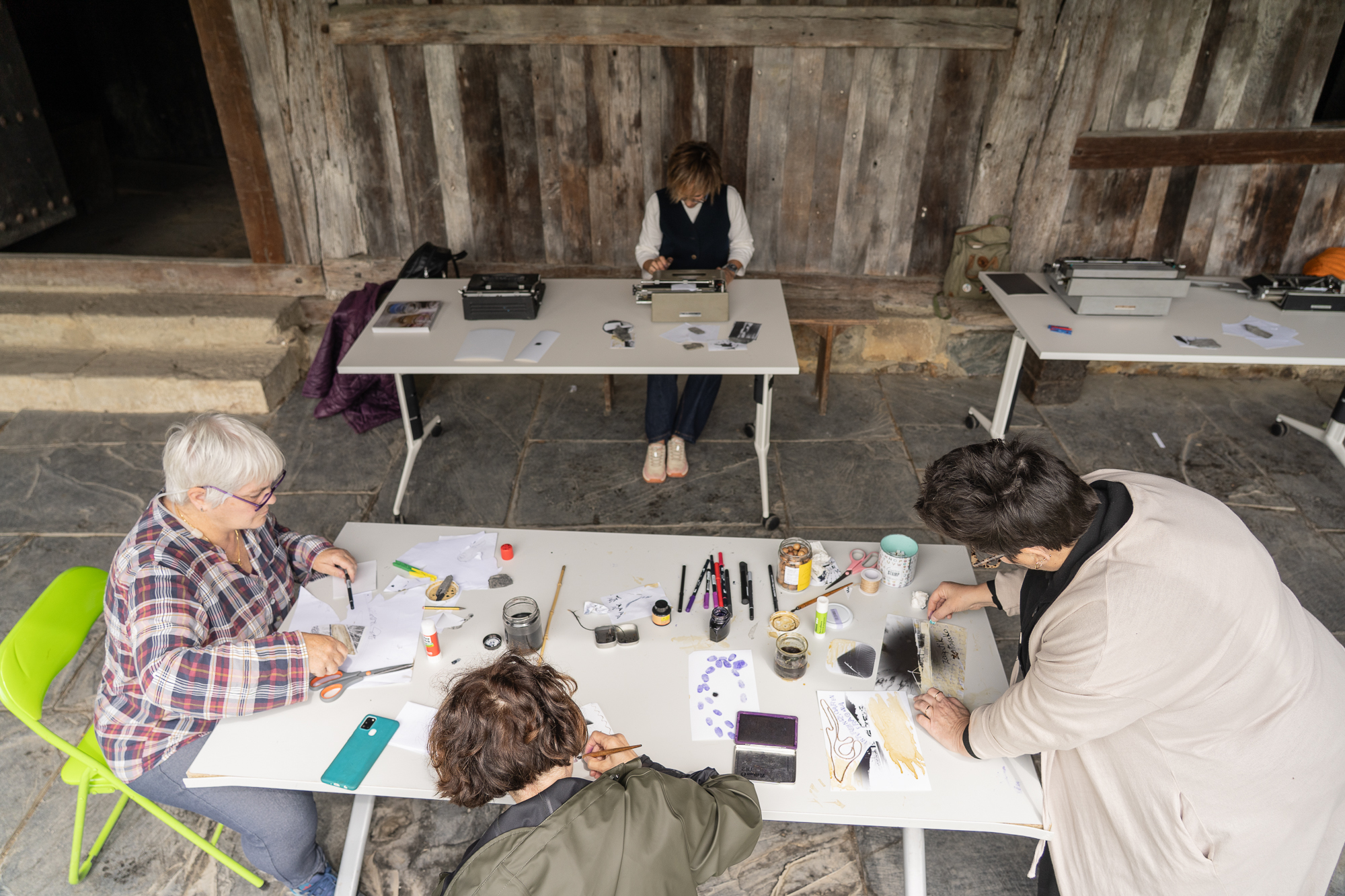 Un grupo de mujeres participando en el taller de fotozines.