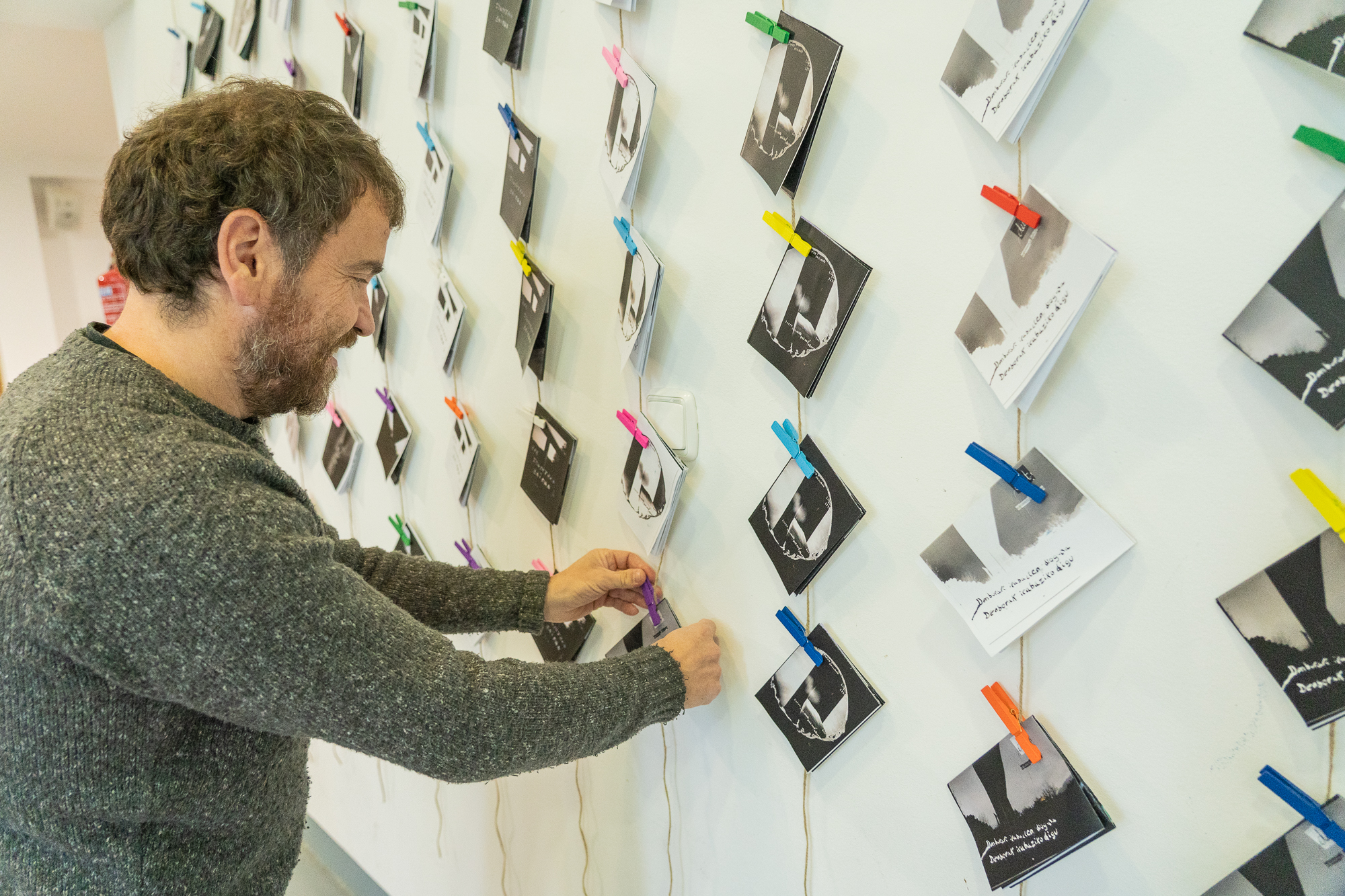 Asier Gogortza montando la exposición AHT vs AHT
